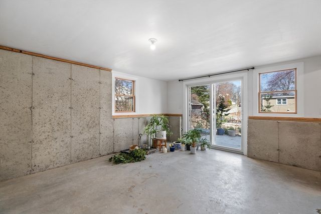 10 Neptune Rd, Worcester, MA 01605