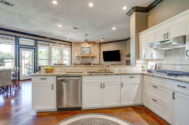 124 Stonewick Drive, Cresson, TX 76035