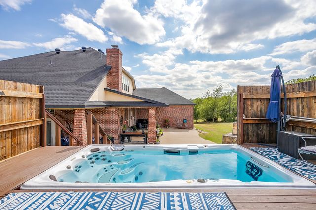 124 Stonewick Drive, Cresson, TX 76035