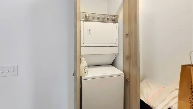 220 E Illinois Street 2402, Chicago, IL 60611