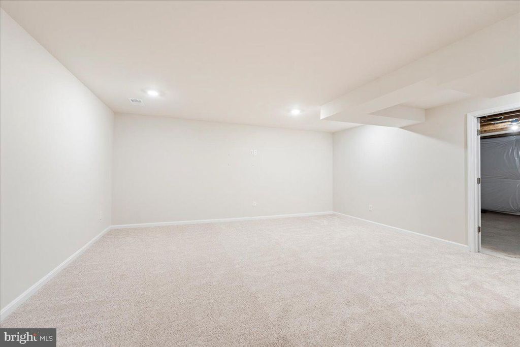 Image 31 of property listing at 7404 JAKE CT, Fredericksburg, VA 22407