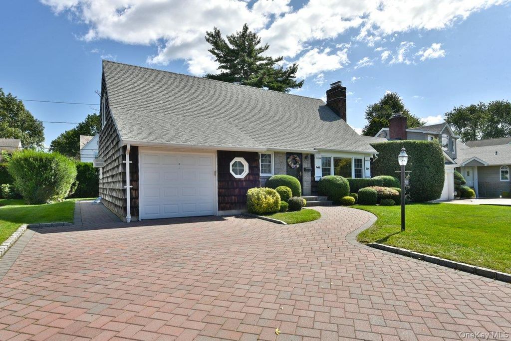 211 Wellington Road, Garden City, NY 11530 — photo 2