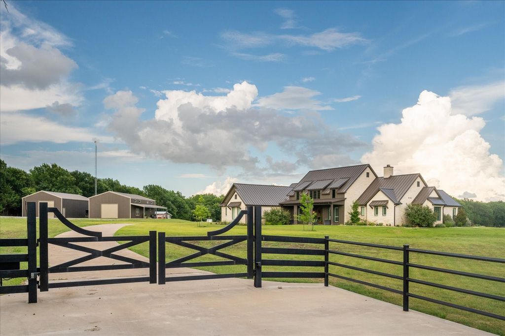 1284 County Road 4940, Leonard, TX 75452