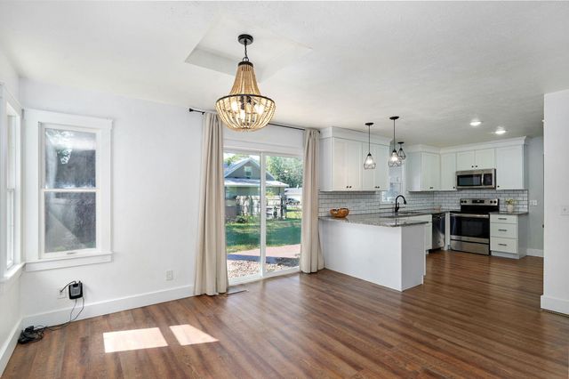 1025 N Market Avenue, Bolivar, MO 65613