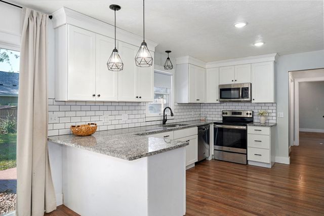 1025 N Market Avenue, Bolivar, MO 65613