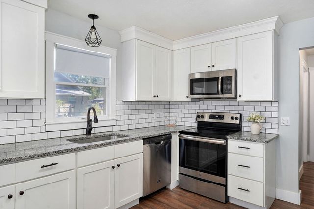 1025 N Market Avenue, Bolivar, MO 65613