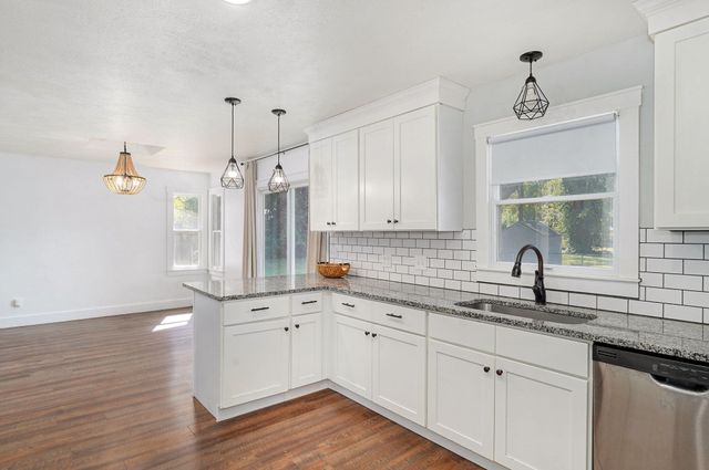 1025 N Market Avenue, Bolivar, MO 65613