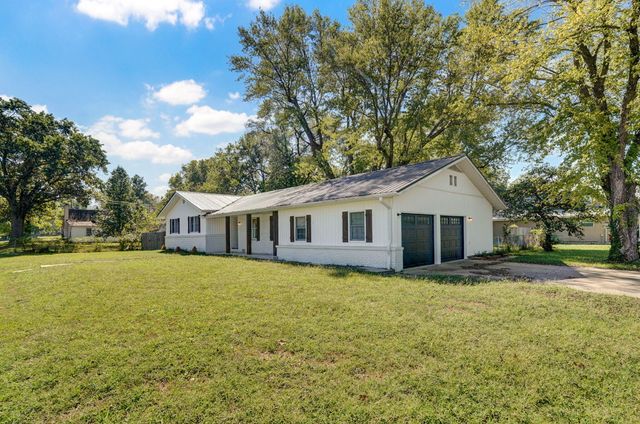 1025 N Market Avenue, Bolivar, MO 65613