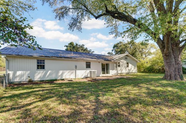 1025 N Market Avenue, Bolivar, MO 65613