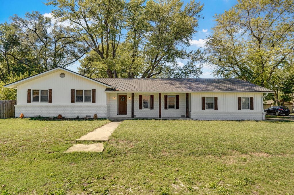 1025 N Market Avenue, Bolivar, MO 65613