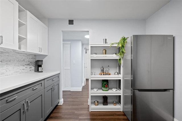 427 Golden Isles Dr 11H, Hallandale Beach, FL 33009