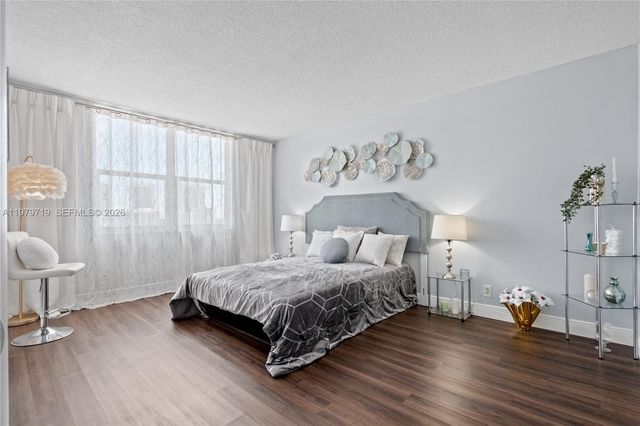 427 Golden Isles Dr 11H, Hallandale Beach, FL 33009