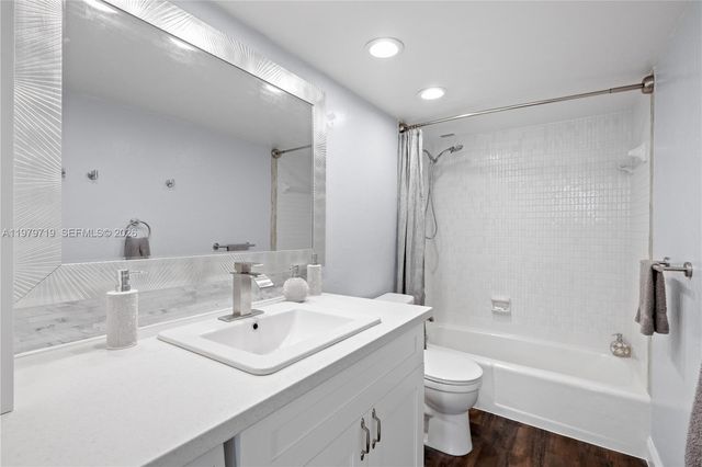 427 Golden Isles Dr 11H, Hallandale Beach, FL 33009