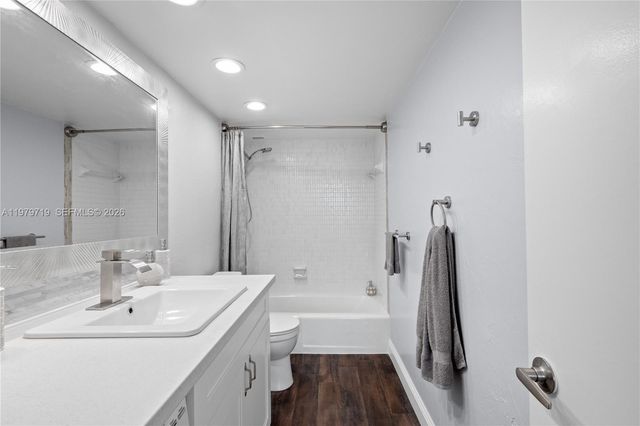 427 Golden Isles Dr 11H, Hallandale Beach, FL 33009