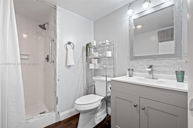 427 Golden Isles Dr 11H, Hallandale Beach, FL 33009