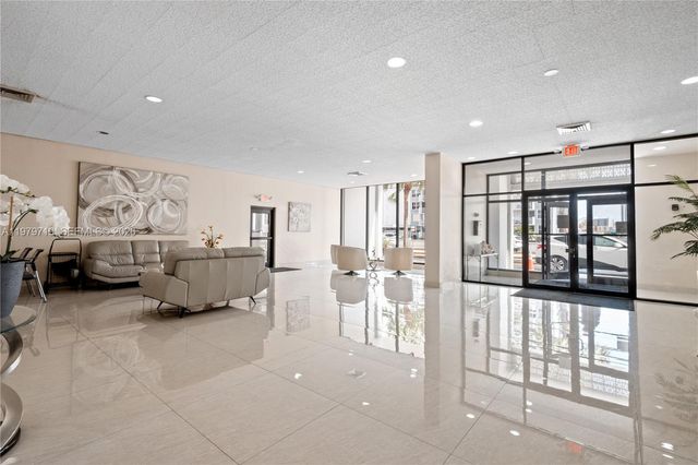 427 Golden Isles Dr 11H, Hallandale Beach, FL 33009