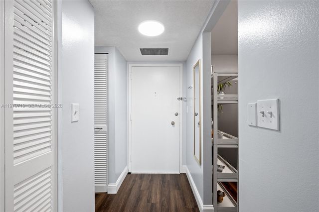 427 Golden Isles Dr 11H, Hallandale Beach, FL 33009