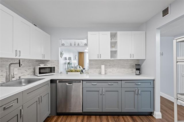 427 Golden Isles Dr 11H, Hallandale Beach, FL 33009