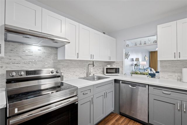 427 Golden Isles Dr 11H, Hallandale Beach, FL 33009