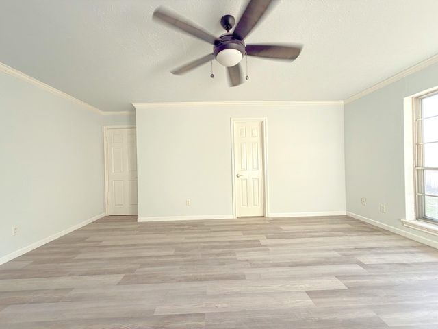 5926 Queensgate Drive, Houston, TX 77066