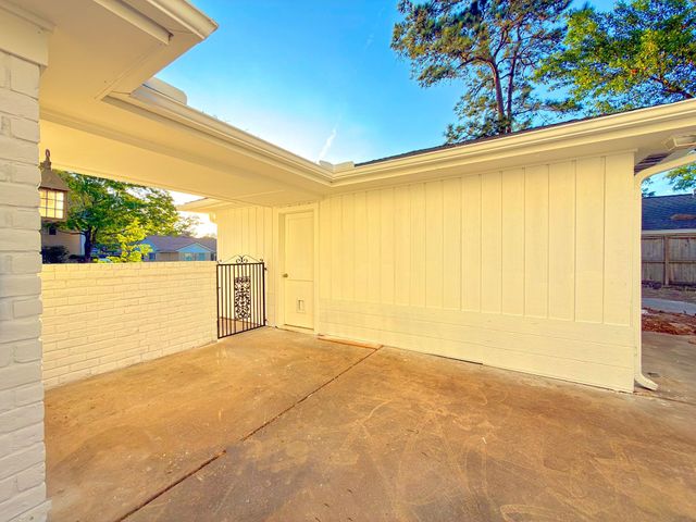 5926 Queensgate Drive, Houston, TX 77066