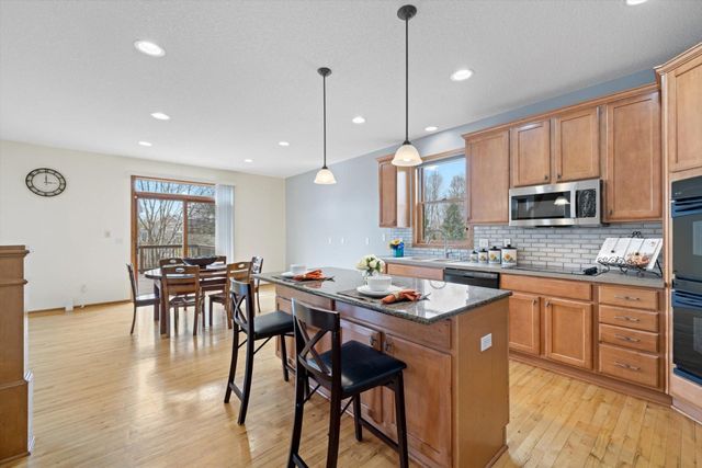 10803 Hawthorn Trail, Woodbury, MN 55129