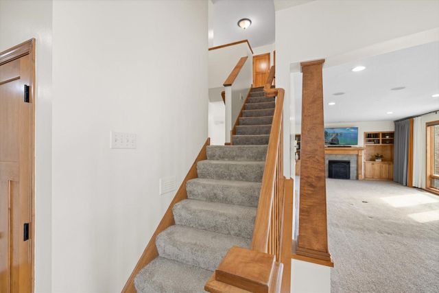 10803 Hawthorn Trail, Woodbury, MN 55129