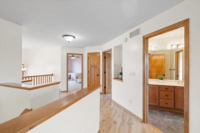 10803 Hawthorn Trail, Woodbury, MN 55129