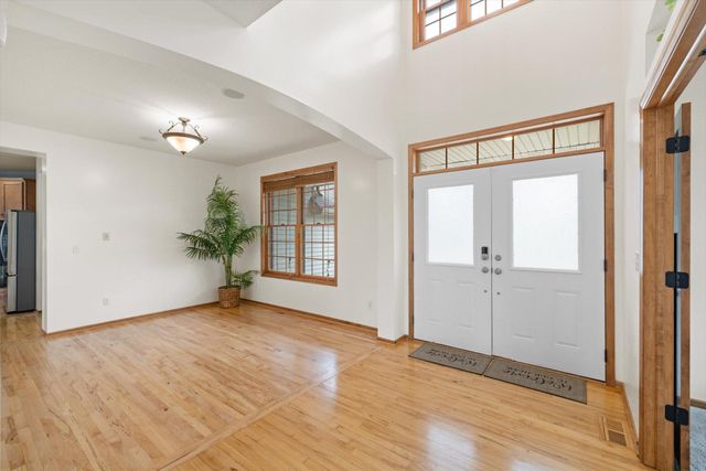 10803 Hawthorn Trail, Woodbury, MN 55129