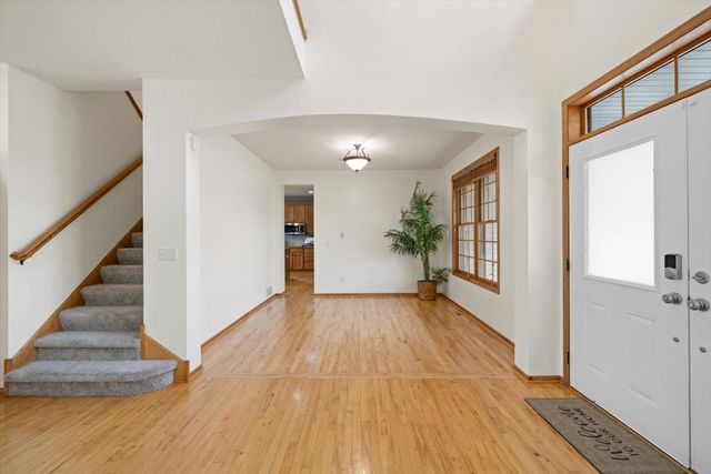 10803 Hawthorn Trail, Woodbury, MN 55129