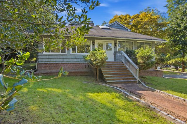 6 Barnhart Place, Shoreham, NY 11786
