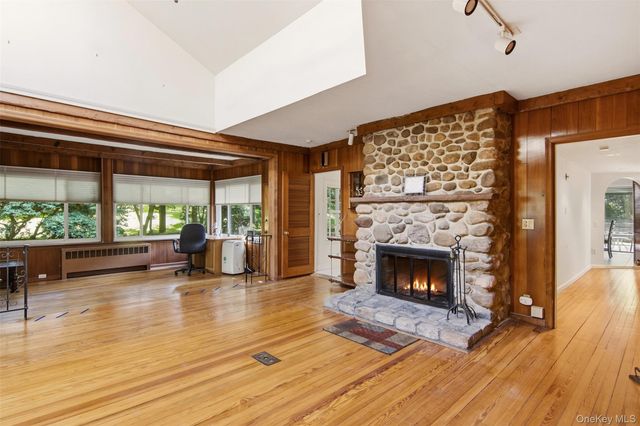 6 Barnhart Place, Shoreham, NY 11786