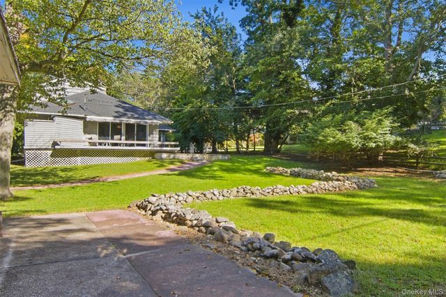 6 Barnhart Place, Shoreham, NY 11786