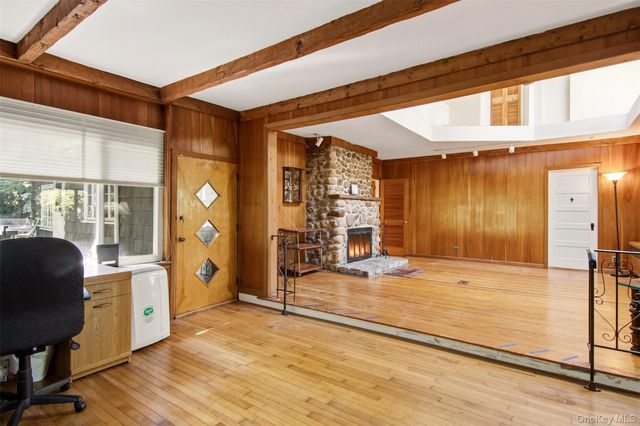 6 Barnhart Place, Shoreham, NY 11786