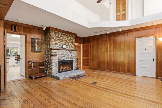 6 Barnhart Place, Shoreham, NY 11786