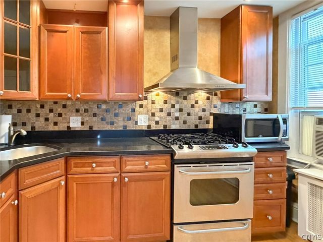 7 Genesee Court, Utica, NY 13502