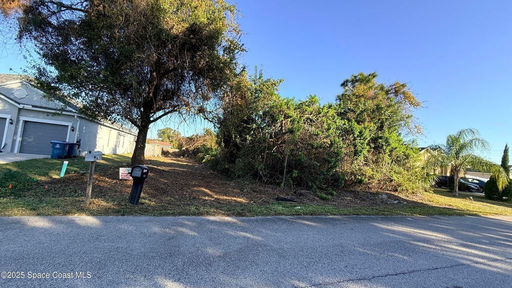 475 Alesio Avenue SE, Palm Bay, FL 32909