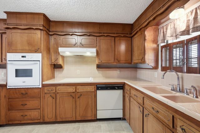 412 N Cummings Drive, Alvarado, TX 76009