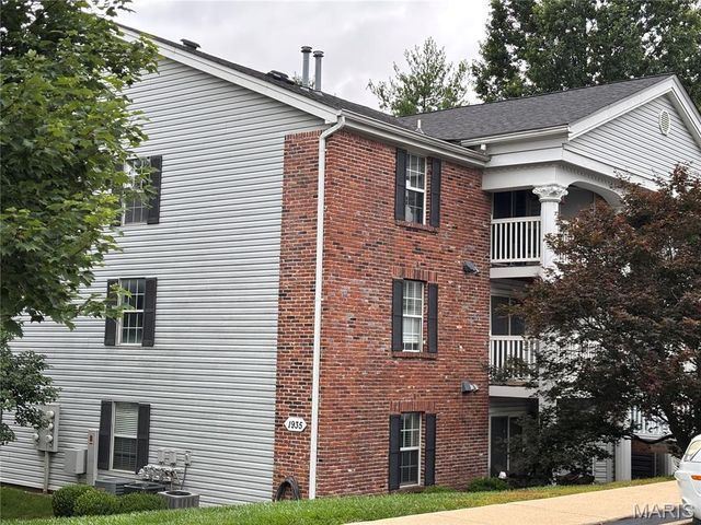 1935 Marine Terrace Drive J, Maryland Heights, MO 63146