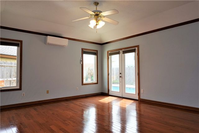 204 Sandpiper Dr, Portland, TX 78374