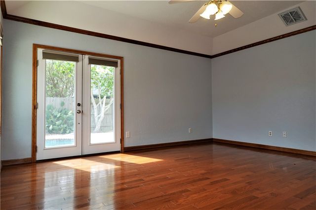 204 Sandpiper Dr, Portland, TX 78374