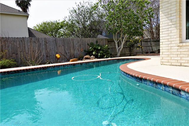 204 Sandpiper Dr, Portland, TX 78374