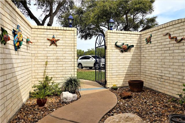 204 Sandpiper Dr, Portland, TX 78374