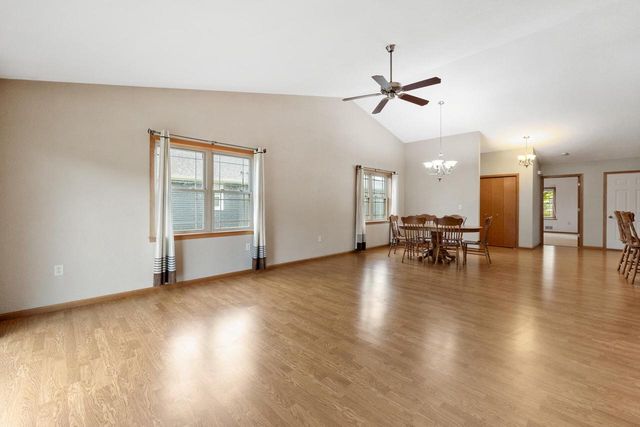 262 Silver Fox DRIVE N, Kewaskum, WI 53040
