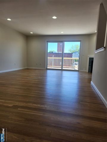 66 Terhune 14, Lodi, NJ 07644