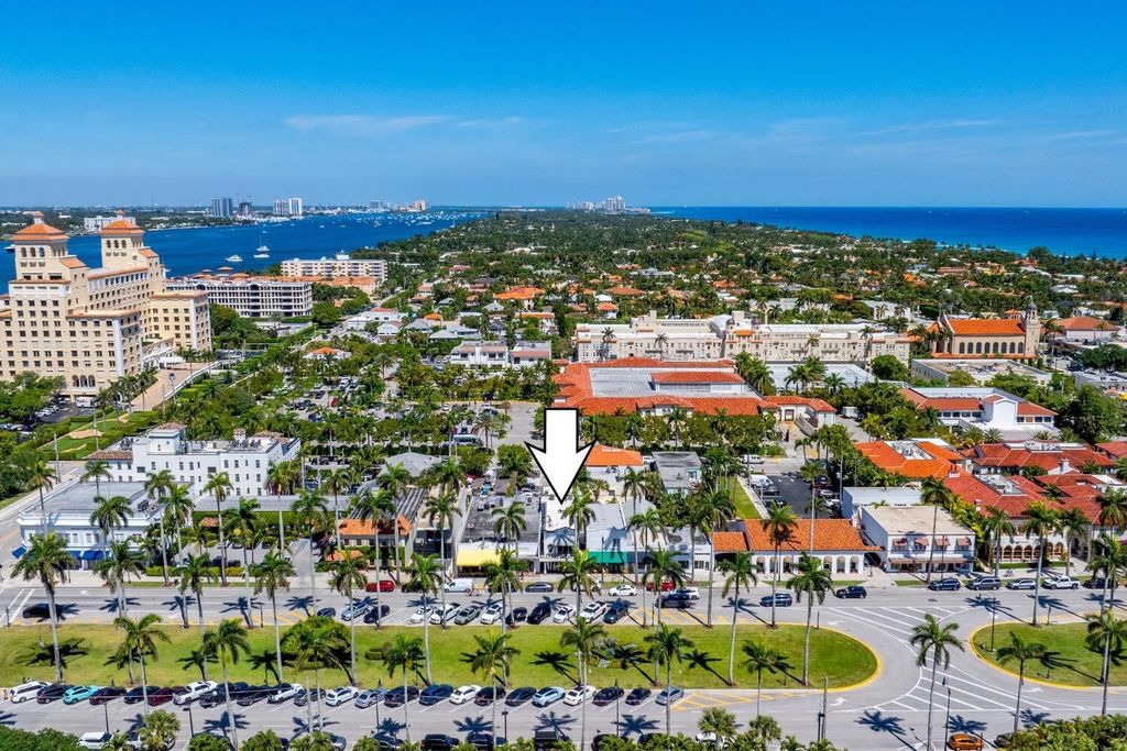 Image 5 of property listing at 255 Royal Poinciana Way, Palm Beach, FL 33480