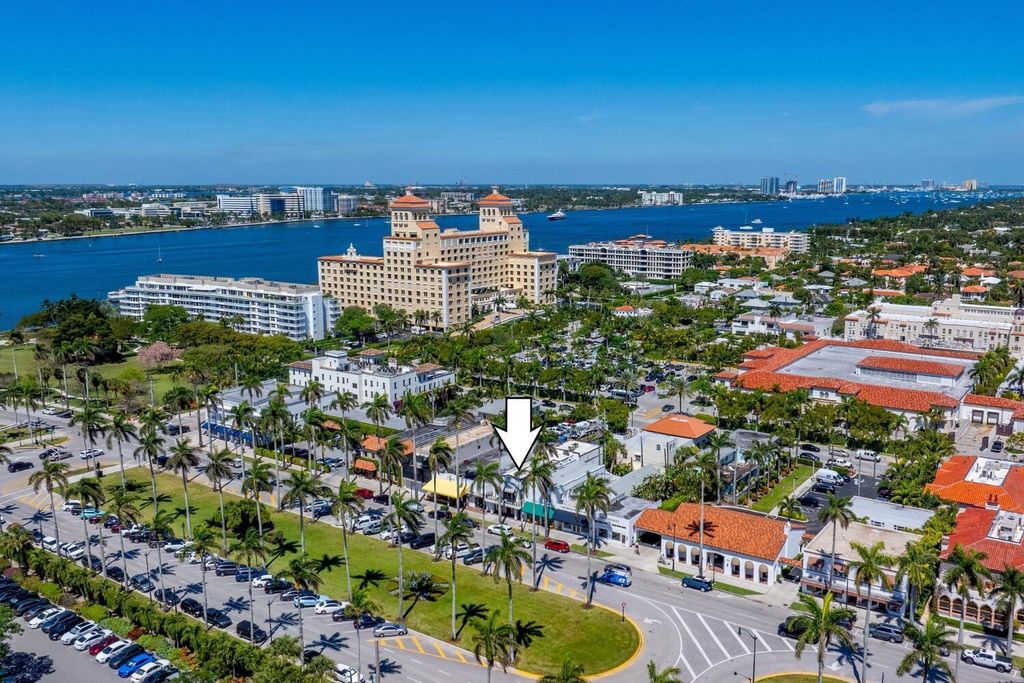 Image 6 of property listing at 255 Royal Poinciana Way, Palm Beach, FL 33480