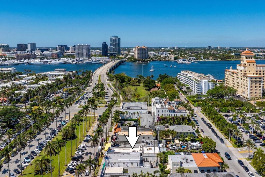 Image 7 of property listing at 255 Royal Poinciana Way, Palm Beach, FL 33480