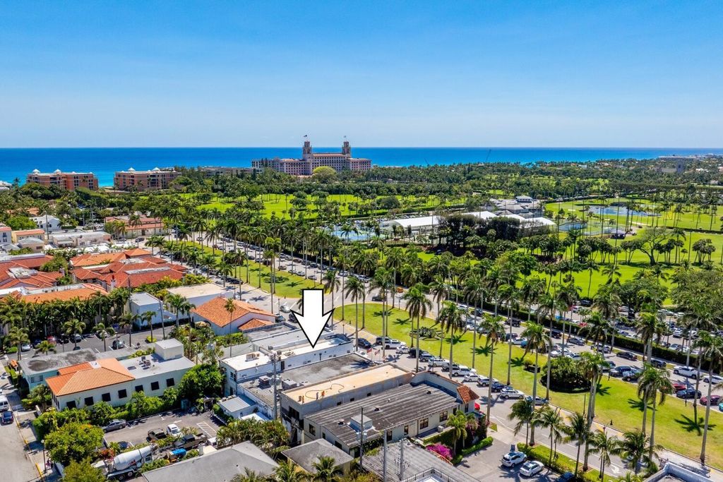 Image 9 of property listing at 255 Royal Poinciana Way, Palm Beach, FL 33480