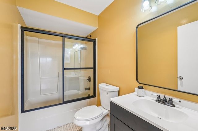 33 Aycrigg Ave, Passaic City, NJ 07055